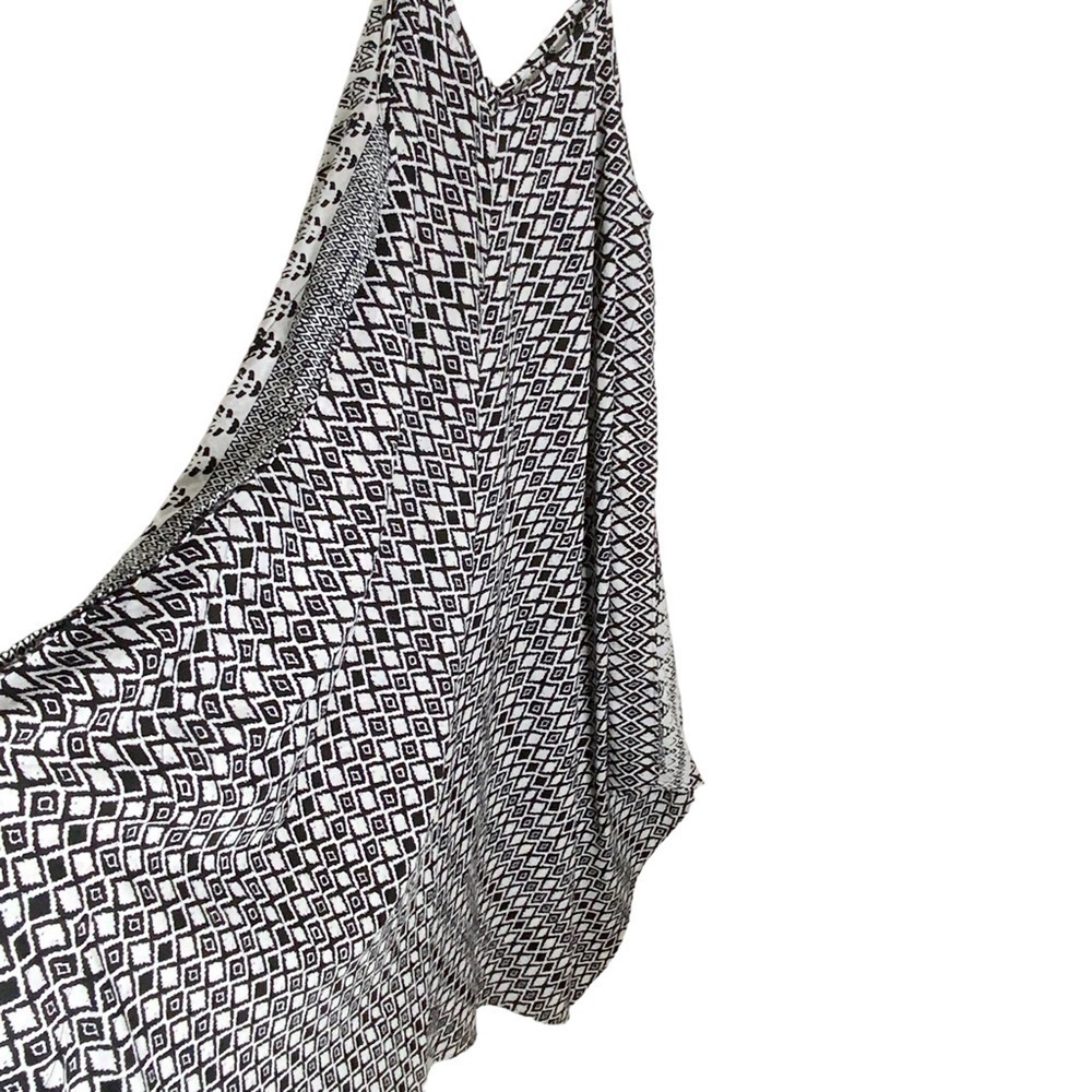 J. Gee plus size shift dress with asymmetrical hemline. Size 1X - Picture 6 of 7